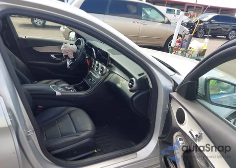 2019 Mercedes-Benz C 300 z USA, uszkodzony, nr VIN 55SWF8DB8KU294060